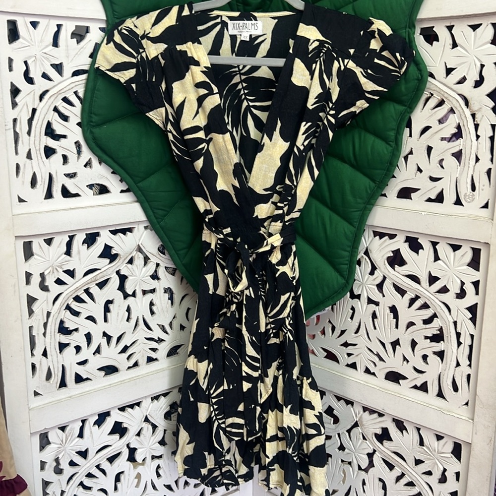 XIX PALMS Seville Party wrap dress. Color: Black / cream. Palm Floral print. XS